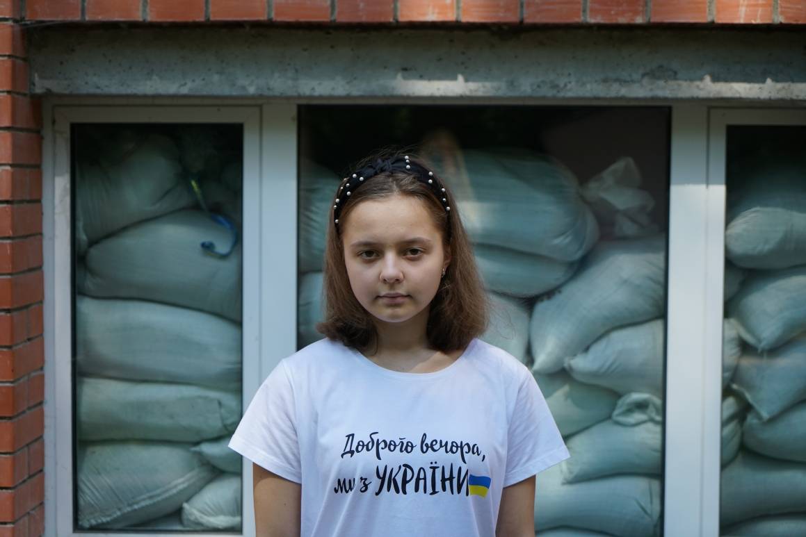 15 år gamle Sofia foran skolen sin i Pushcha-Vodytsya i Ukraina. Foto: UNICEF/UN0691593/Hrom